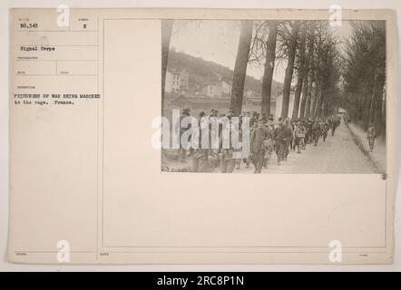 Eine Gruppe Kriegsgefangener wurde während des Ersten Weltkriegs in ein Arrestgebiet in Frankreich geführt Das Foto wurde von France Suter aufgenommen, einem Mitglied des Signalkorps, der die Beschreibung erhielt und das Foto erhielt. Hinweise geben den Ort als Soala und das Datum als 3-4 an. Stockfoto