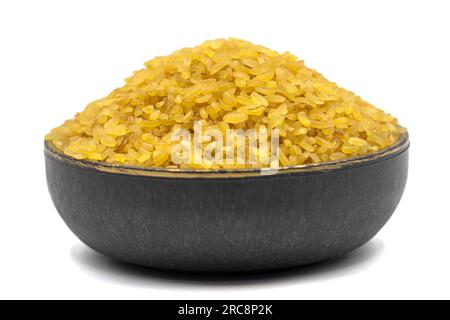 Rohbulgur-Weizen, isoliert auf weißem Hintergrund. Ungekochtes getrocknetes Bulgur in Schüssel Stockfoto