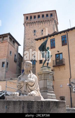 Blick auf die Statuen der Sirenas de Segovia und des Volkshelden Juan Bravo aus dem 16. Jahrhundert auf der Plaza de San Martin in der Stadt Segovia, Spanien Stockfoto