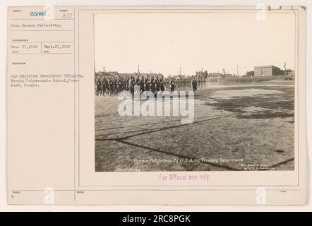 2. US-Dollar Armeeabwehr bei Bohrübungen an der Benson Polytechnic School in Portland, Oregon. Das Foto wurde am 20. September 1918 von einem Fotografen der Universität Benson aufgenommen. Das Bild zeigt die Soldaten, die trainieren, wobei Major Robert A. Ro die 2. Trainingseinheit leitet. Dieses Foto ist nur für den offiziellen Gebrauch bestimmt. Stockfoto