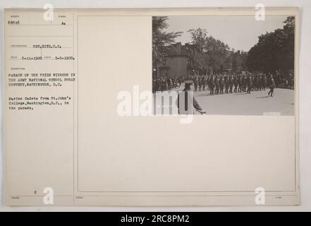 Marinekadetten aus St. John's College, Washington, D.C., marschiert in einer Parade zu Ehren der Preisträger des Army National School Essay Contest. Dieses Foto wurde am 5. Mai 1920 aufgenommen und von Sergeant Hitz.S.C. Es ist ein offizielles US-Militärfoto mit der Referenznummer 68516. Stockfoto