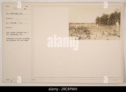 Kriegsgefangene in der Kriegsgefangenenbaracke Nr. 1 in Fort McPherson, Georgia, werden gezeigt, wie sie das Gelände für ein neues Lager, das als Sumber bekannt ist, räumen. Das Foto wurde am 10. Mai 1919 aufgenommen und zeigt die Bemühungen der Gefangenen im Rahmen ihrer militärischen Aktivitäten während des Ersten Weltkriegs Stockfoto