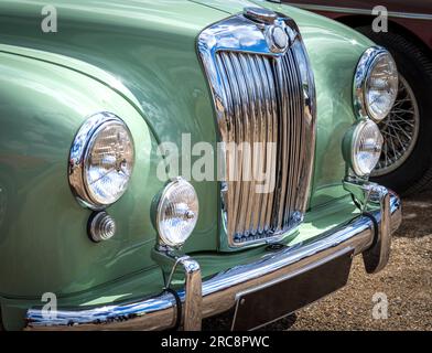 Die Motorhaube eines grünen MG-Wagens Stockfoto