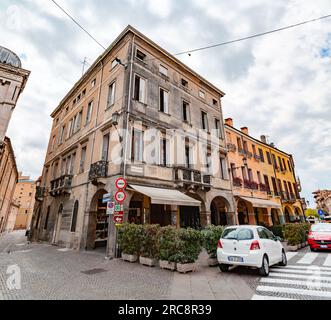 Padua, Italien - 4. April 2022: Typische Architektur und Blick auf die Straße in Padua, Veneto, Italien. Stockfoto