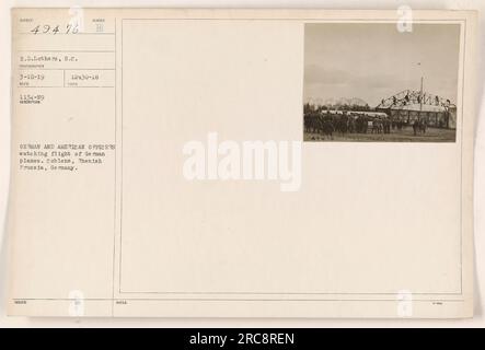 Deutsche und amerikanische Offiziere beobachten den Flug deutscher Flugzeuge in Coblenz, Rhenisch-Preußen. Foto von H.D. Lothers am 10. März 1919. Stockfoto