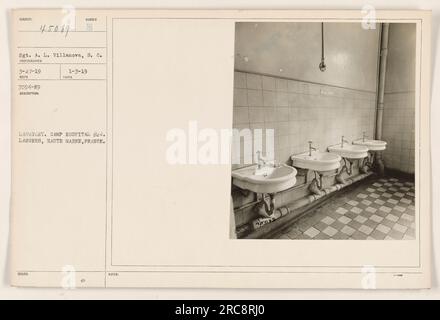 Amerikanische Soldaten im Camp Hospital #24 in Langres, Haute Marne, Frankreich, machen eine Pause in der Toilette. Sergeant A. L. Villanova hat dieses Foto am 27. März 1919 aufgenommen. Das Bild zeigt eine Gruppe von Soldaten, die an den Toiletten stehen. Das Foto wurde mit der Identifikationsnummer B 1-3-19 ausgestellt und ist Teil der Sammlung des Records and Archives Collections Office. Stockfoto