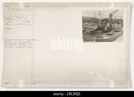 Amerikanische Soldaten laden 2200 Tonnen Stahlschienen vom amerikanischen Schiff Randwyk auf ein französisches Betonboot in Le Havre, Frankreich, während des 1. Weltkriegs ab. Lieutenant Carl T. Thonor ist auf diesem Foto von S.C. zu sehen Fotograf 7-149. (Lichtbildausweis: 111-SC-42298) Stockfoto