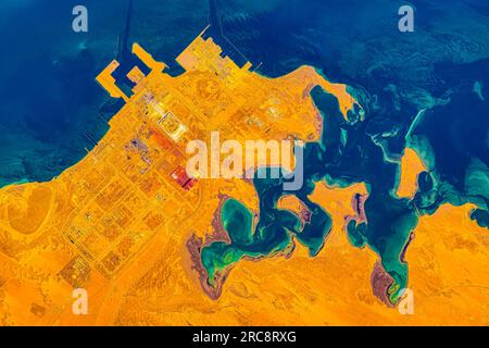 Küste und Meer im Persischen Golf, Saudi-Arabien. Bild der NASA. Richtlinien zur Verwendung von Medien: https://www.nasa.gov/multimedia/guidelines/index.html Stockfoto