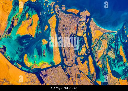 Abu Dhabi ist die Hauptstadt der Vereinigten Arabischen Emirate. Bild von der NASA. Richtlinien zur Verwendung von Medien: https://www.nasa.gov/multimedia/guidelines/index.html Stockfoto