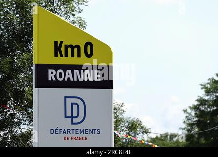 Roanne, Frankreich. 13. Juli 2023. Die Abbildung zeigt den KIlometre Zero KM 0 der Etappe 12 des Radrennens Tour de France von Roanne nach Belleville-en-Beaujolais (168, 8 km), Frankreich, Donnerstag, den 13. Juli 2023. Die diesjährige Tour de France findet vom 01. Bis 23. Juli 2023 statt. BELGA FOTO DAVID PINTENS Kredit: Belga News Agency/Alamy Live News Stockfoto