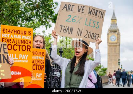 London, Großbritannien. 13. Juli 2023. Junior Doctors (alle Ärzte unterhalb der Ebene des Consultants) pflücken St. Thomas' Hospital am ersten Tag ihres letzten Streiks über Bezahlung und Arbeitsbedingungen. Der Streik wurde von der BMA organisiert. Und sie werden von Mitgliedern der Gewerkschaft (Reinigungskräfte, Sicherheitsleute usw.), die ebenfalls streiken, an der Streiklinie zusammengeführt. Kredit: Guy Bell/Alamy Live News Stockfoto