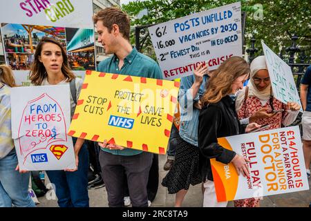 London, Großbritannien. 13. Juli 2023. Junior Doctors (alle Ärzte unterhalb der Ebene des Consultants) pflücken St. Thomas' Hospital am ersten Tag ihres letzten Streiks über Bezahlung und Arbeitsbedingungen. Der Streik wurde von der BMA organisiert. Und sie werden von Mitgliedern der Gewerkschaft (Reinigungskräfte, Sicherheitsleute usw.), die ebenfalls streiken, an der Streiklinie zusammengeführt. Kredit: Guy Bell/Alamy Live News Stockfoto