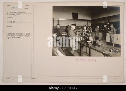 Telefonunterrichtsraum an der University of Minnesota in St. Paul, Minnesota. Dieses Foto wurde während des Ersten Weltkriegs aufgenommen und ist mit der Subjektnummer 58737 S.A.T.C. identifiziert Universität von Minnesota. Es wurde von dem Fotografen RECO 427-19 aufgenommen. Es war Teil einer Reihe von Fotos, die amerikanische Militäraktionen während des Krieges dokumentierten. Die Abbildung zeigt einen Raum mit Telefonen, die für Unterrichtszwecke verwendet werden. Dieses Foto wurde mit „nur zur offiziellen Verwendung“ mit der Bezeichnung C gekennzeichnet Stockfoto