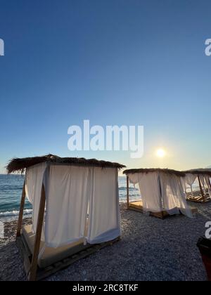 Weiße Strandüberdachungen. Luxuriöse Strandzelte in einem Resort. Strandkonzept Stockfoto