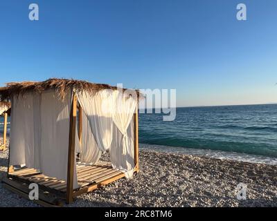 Weiße Strandüberdachungen. Luxuriöse Strandzelte in einem Resort. Strandkonzept Stockfoto