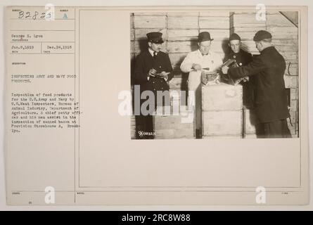 USA Fleischinspektoren des Bureau of Animal Industry, Department of Agriculture, inspizieren Speckkonserven im Provision Storehouse A in Brooklyn. Sie werden von einem Hauptboten und seinen Männern unterstützt. Dieses Bild wurde am 8. Januar 1919 im Rahmen der Inspektion von Lebensmitteln der Armee und der Marine aufgenommen. Stockfoto