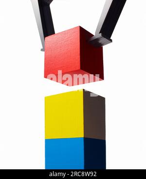 Roboterarm und farbenfrohe Bausteine Stockfoto