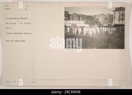 Siegesparade in New York City mit der New York Subway Band. Das Foto, aufgenommen von Geo H.Lyon. S.C., stellt die Band vor, die marschiert. Die Empfehlung wurde am 15. Mai 1919 ausgesprochen und am 3. Mai 1919 fotografiert. Das Foto trägt die Bezeichnung „A Victory Parade, New York.N.Y. New York Subway Band. Es gibt weitere Hinweise, die einen Umtausch oder eine Rückerstattung für Biscot 300 erwähnen. Stockfoto