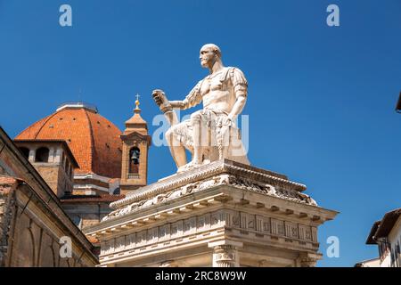 Florenz, Italien - 6. April 2022: Piazza San Lorenzo ist ein zentraler Platz, auf dem sich die Basilika San Lorenzo, Florenz, Toskana, Italien befindet. Stockfoto