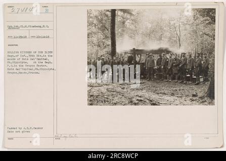 Soldaten des 313. Infanterie-Regiments, 79. Division, betreiben eine rollende Küche in den Wäldern von Bois del'Hopital, St. Hippolyte. Das Foto wurde im Postkommando des Regiments im Troyon-Sektor in Mause, Frankreich, aufgenommen. Das genaue Datum des Fotos ist unbekannt." Stockfoto