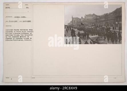 Amerikanische Truppen kehrten von einer Zeremonie zurück, bei der Major General William S. Graves, Commander der amerikanischen Truppen, vom japanischen General ausgezeichnet wurde, der das Kommando über japanische Truppen in Sibirien innehatte. Das Foto wurde am 6. Dezember 1919 in Wladiwostok, Sibirien, aufgenommen. Dieses Bild trägt am 12. Juni 1920 das Beschreibungssymbol „REC'D“. Insgesamt wurden 30 Ausdrucke ausgegeben. Bitte beachten Sie, dass die Referenznummer für dieses Foto 68751 ist. Stockfoto