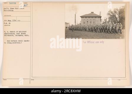 US-Soldaten an der Ohio State University nehmen an einer Gasverteidigungsübung Teil, wie auf dem Foto zu sehen ist. Die Soldaten können mit ihren Masken in einer gebeugten Position gesehen werden. Das Foto mit der Probandennummer 55731 wurde von der Ohio State University empfangen und am 18. Juli vom Fotografen RECO A1G aufgenommen. Stockfoto