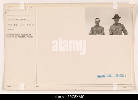 Amerikanische Soldaten nehmen während des Ersten Weltkriegs an militärischen Übungen in La Rochelle Teil Die Soldaten marschieren in Formation, tragen Uniformen und Helme. Das Foto wurde am 29. Juli 1918 von einem Fotografen des Signals Corps aufgenommen. Dieses Bild ist als Identifikationsfoto gekennzeichnet und nur für den offiziellen Gebrauch gekennzeichnet. Stockfoto