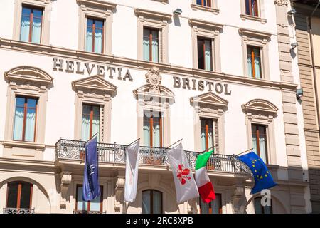 Florenz, Italien - 5. April 2022: Helvetia Bristol Hotel am Piazza Santa Trinita Platz in Florenz, Toskana, Italien. Stockfoto