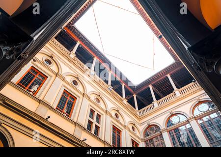 Florenz, Italien - 5. April 2022: Innenhof des Palazzo Strozzi, ein bedeutendes historisches Gebäude in Florenz, Toskana, Italien. Stockfoto