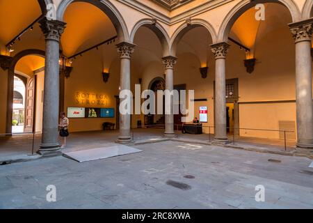 Florenz, Italien - 5. April 2022: Innenhof des Palazzo Strozzi, ein bedeutendes historisches Gebäude in Florenz, Toskana, Italien. Stockfoto