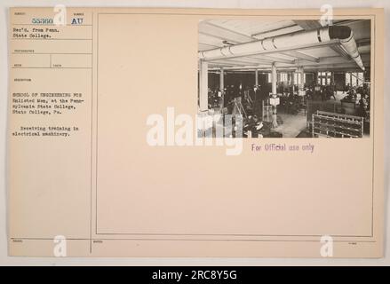 Anwärter am Pennsylvania State College, die im ersten Weltkrieg an der School of Engineering für Enlisted Men in Elektrotechnik geschult wurden. Dieses Foto wurde für den offiziellen Gebrauch aufgenommen und ist mit der Patientennummer 55360 gekennzeichnet. Stockfoto