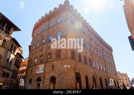 Florenz, Italien - 5. April 2022: Fassade des Palazzo Strozzi, ein bedeutendes historisches Gebäude in Florenz, Toskana, Italien. Stockfoto