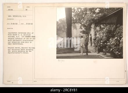 Drei ranghöchste Militärangehörige, General March, General Tillman und Secretary Baker, beobachten 275 Kadetten in West Point U.S. Die Militärakademie in New York erhält ihre Diplome während einer sehr beeindruckenden Feier am Einführungstag. Die Kadetten können auf diesem Foto, das von SGT aufgenommen wurde, vom Haus des Superintendenten marschieren gesehen werden. Steiniger am 10. Juni 1919. Stockfoto