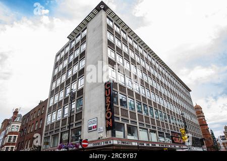 London, Großbritannien. 8. Juli 2023. Das Curzon Soho Kino wird von der Shaftesbury Avenue aus gesehen. Das Curzon Soho ist eines der beliebtesten Arthouse-Kinos Londons. Kredit: Mark Kerrison/Alamy Live News Stockfoto