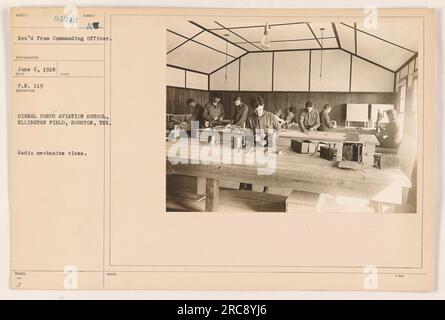 Studenten in einem Funkmechanik-Kurs an der Signal Corps Aviation School in Ellington Field, Houston, Texas. Das Foto wurde am 6. Juni 1918 aufgenommen. Der Kurs ist Teil des Trainingsprogramms, das an der Flugschule angeboten wird. Stockfoto