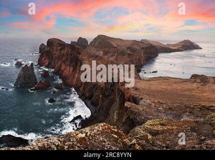 Schöne Meereslandschaft - dramatischer Sonnenaufgang über den bunten Klippen von Ponta de Sao Lourenco auf der Insel Madeira, Portugal. Stockfoto