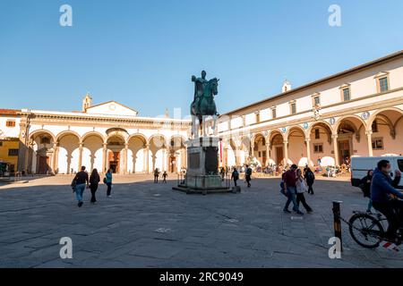 Florenz, Italien - 5. April 2022: Auf dem Santissima Anunziata Platz finden Sie die SS Annunziata Basilika, das Krankenhaus der Unschuldigen und eine Statue von Ferdinand Stockfoto