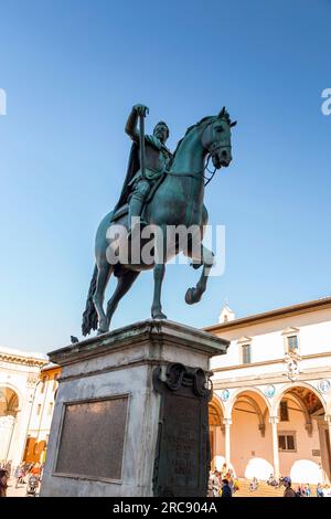 Florenz, Italien - 5. April 2022: Auf dem Santissima Anunziata Platz finden Sie die SS Annunziata Basilika, das Krankenhaus der Unschuldigen und eine Statue von Ferdinand Stockfoto