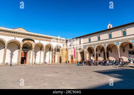 Florenz, Italien - 5. April 2022: Auf dem Santissima Anunziata Platz finden Sie die SS Annunziata Basilika, das Krankenhaus der Unschuldigen und eine Statue von Ferdinand Stockfoto