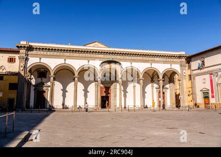 Florenz, Italien - 5. April 2022: Auf dem Santissima Anunziata Platz finden Sie die SS Annunziata Basilika, das Krankenhaus der Unschuldigen und eine Statue von Ferdinand Stockfoto