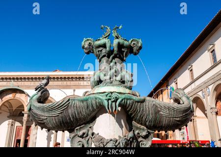 Florenz, Italien - 5. April 2022: Auf dem Santissima Anunziata Platz finden Sie die SS Annunziata Basilika, das Krankenhaus der Unschuldigen und eine Statue von Ferdinand Stockfoto