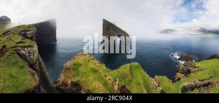 Färöer Island Panorama mit atlantik und Küstenklippen, Drangarnir, Dänemark Stockfoto