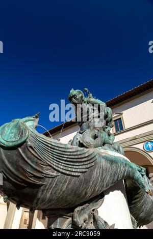 Florenz, Italien - 5. April 2022: Auf dem Santissima Anunziata Platz finden Sie die SS Annunziata Basilika, das Krankenhaus der Unschuldigen und eine Statue von Ferdinand Stockfoto