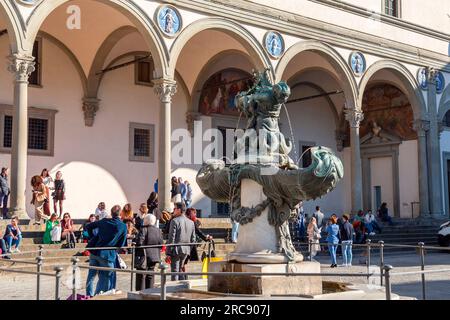 Florenz, Italien - 5. April 2022: Auf dem Santissima Anunziata Platz finden Sie die SS Annunziata Basilika, das Krankenhaus der Unschuldigen und eine Statue von Ferdinand Stockfoto