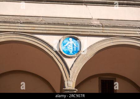 Florenz, Italien - 5. April 2022: Ospedale degli Innocenti, Krankenhaus der Innocents ist ein historisches Gebäude, in dem derzeit die UNICEF Innocenti Re untergebracht ist Stockfoto