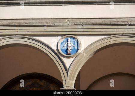 Florenz, Italien - 5. April 2022: Ospedale degli Innocenti, Krankenhaus der Innocents ist ein historisches Gebäude, in dem derzeit die UNICEF Innocenti Re untergebracht ist Stockfoto