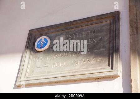 Florenz, Italien - 5. April 2022: Ospedale degli Innocenti, Krankenhaus der Innocents ist ein historisches Gebäude, in dem derzeit die UNICEF Innocenti Re untergebracht ist Stockfoto