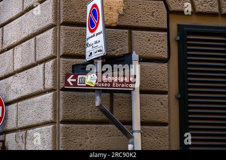 Florenz, Italien - 5. April 2022: Straßenschild zur großen Synagoge von Florenz in Italien. Stockfoto