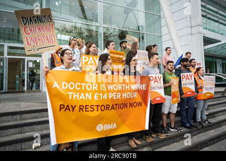 London, Großbritannien. 13. Juli 2023 Juniorärzte an einer Streikpostenlinie vor dem University College Hospital (UCH) in Euston, am ersten Tag eines fünf-Tage-Streiks. Junge Ärzte in ganz England streiken über Bezahlung und Bedingungen und fordern wieder eine Gehaltserhöhung. Kredit: Stephen Chung / Alamy Live News Stockfoto