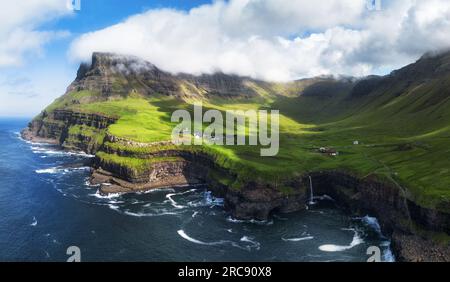 Blick von der fliegenden Drohne. Majestätische Morgenszene des Mulafossur-Wasserfalls. Atemberaubender Sommerblick auf die Insel Vagar, die Färöer, Dänemark, Europa. Stockfoto